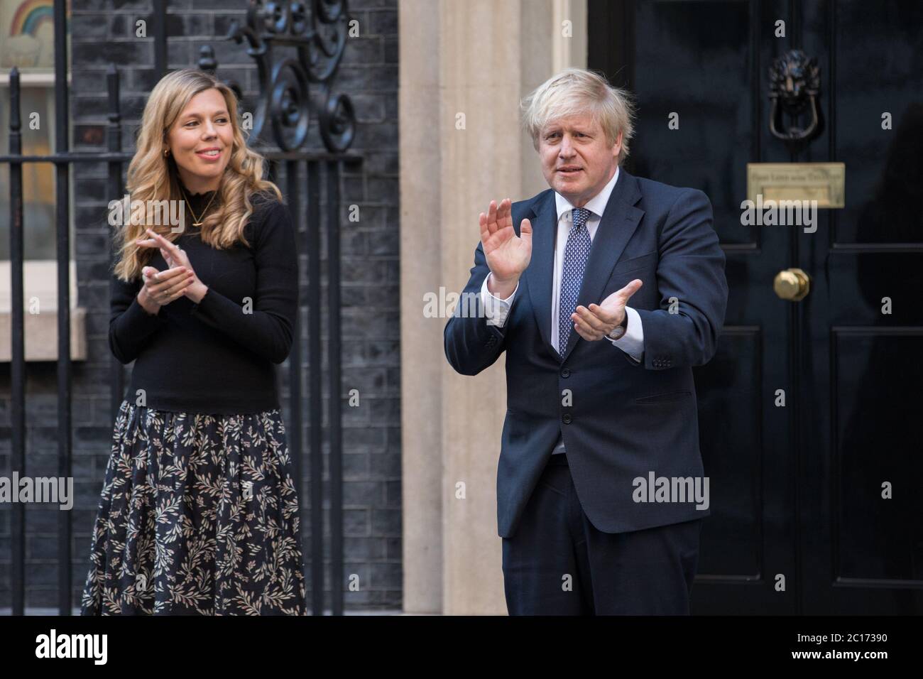 Boris Johnson e Carrie Symonds guidano il settimanale britannico 'clap for carers' per ringraziare le migliaia di personale NHS e operatori sanitari che presentano: Carrie Symonds, Boris Johnson dove: Londra, Regno Unito quando: 14 maggio 2020 Credit: Phil Lewis/WENN Foto Stock
