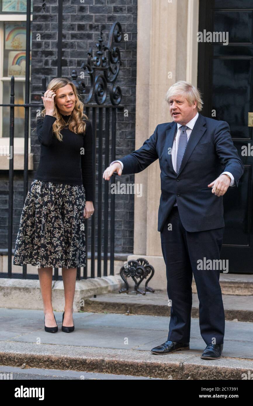Boris Johnson e Carrie Symonds guidano il settimanale britannico 'clap for carers' per ringraziare le migliaia di personale NHS e operatori sanitari che presentano: Carrie Symonds, Boris Johnson dove: Londra, Regno Unito quando: 14 maggio 2020 Credit: Phil Lewis/WENN Foto Stock