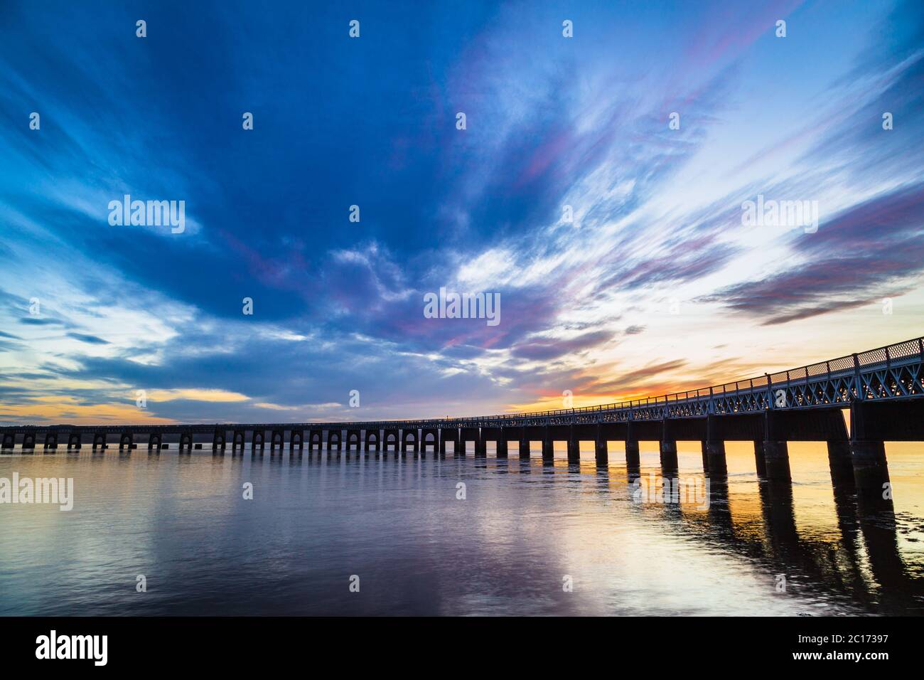 Tramonto dietro il ponte ferroviario Tay, Dundee, Scozia, Regno Unito. Foto Stock