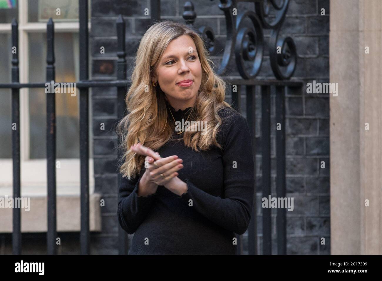 Boris Johnson e Carrie Symonds guidano il settimanale britannico 'clap for carers' per ringraziare le migliaia di personale NHS e operatori sanitari che presentano: Carrie Symonds dove: Londra, Regno Unito quando: 14 maggio 2020 credito: Phil Lewis/WENN Foto Stock