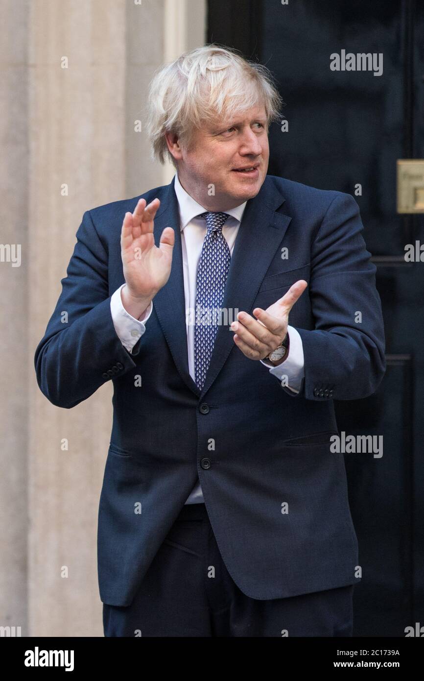Boris Johnson e Carrie Symonds guidano il settimanale britannico 'clap for carers' per ringraziare le migliaia di personale di NHS e operatori sanitari con: Boris Johnson dove: Londra, Regno Unito quando: 14 maggio 2020 credito: Phil Lewis/WENN Foto Stock