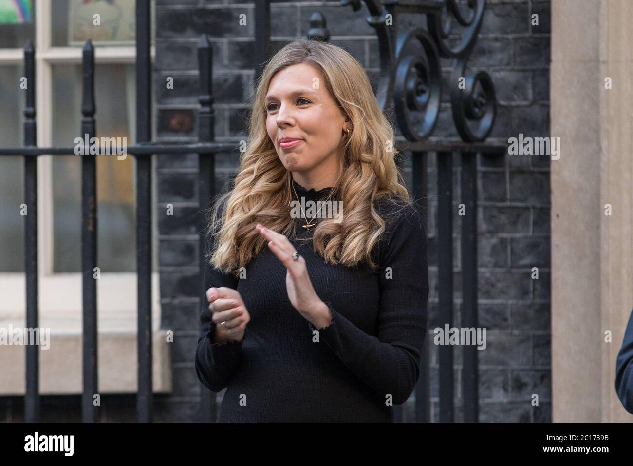 Boris Johnson e Carrie Symonds guidano il settimanale britannico 'clap for carers' per ringraziare le migliaia di personale NHS e operatori sanitari che presentano: Carrie Symonds dove: Londra, Regno Unito quando: 14 maggio 2020 credito: Phil Lewis/WENN Foto Stock