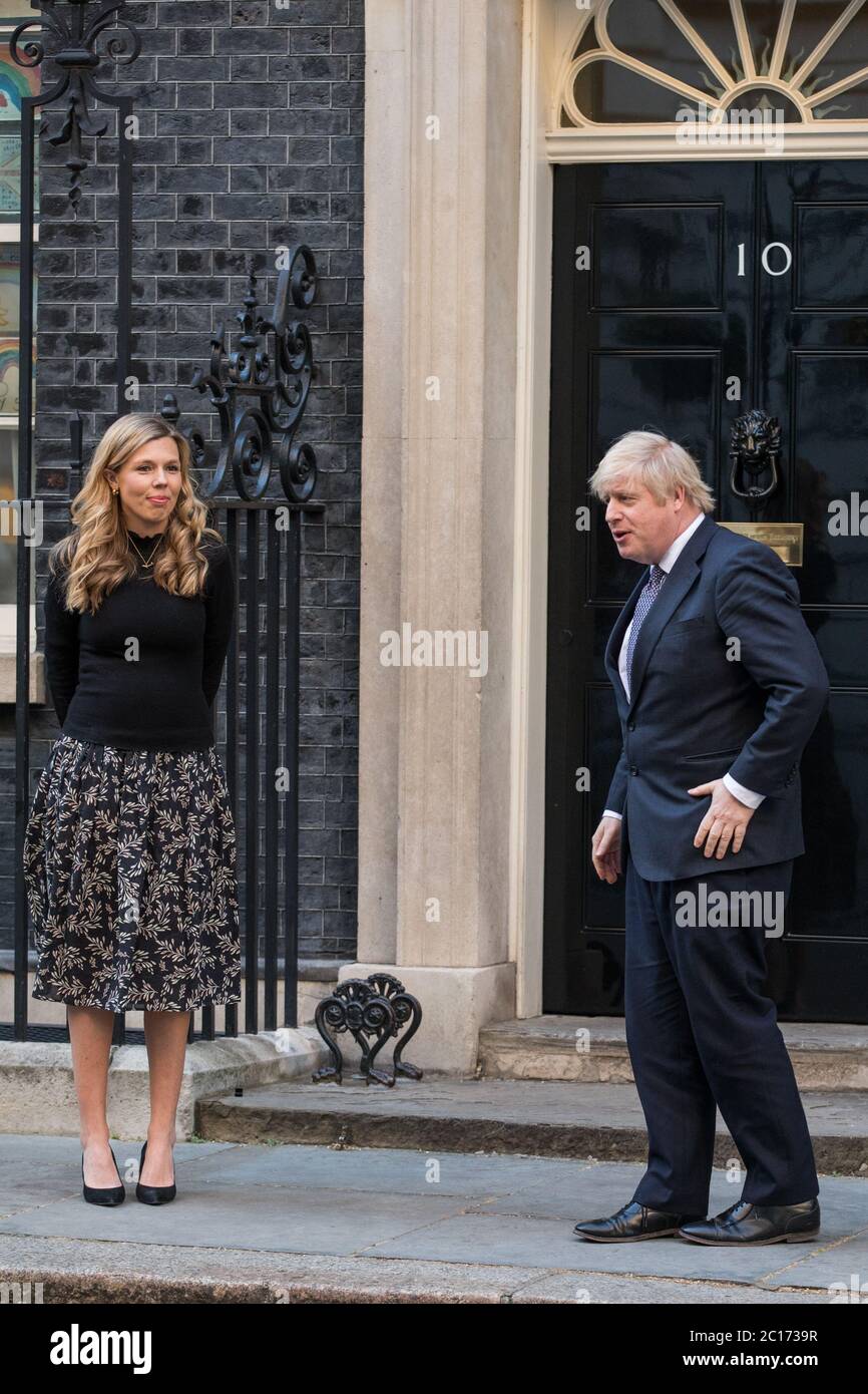 Boris Johnson e Carrie Symonds guidano il settimanale britannico 'clap for carers' per ringraziare le migliaia di personale NHS e operatori sanitari che presentano: Carrie Symonds, Boris Johnson dove: Londra, Regno Unito quando: 14 maggio 2020 Credit: Phil Lewis/WENN Foto Stock