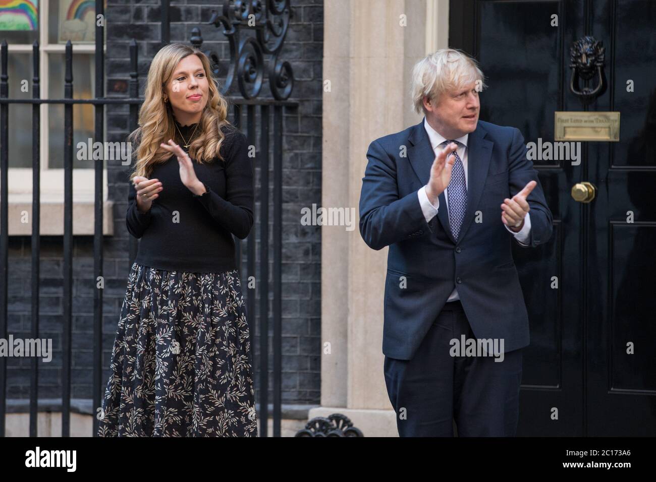 Boris Johnson e Carrie Symonds guidano il settimanale britannico 'clap for carers' per ringraziare le migliaia di personale NHS e operatori sanitari che presentano: Carrie Symonds, Boris Johnson dove: Londra, Regno Unito quando: 14 maggio 2020 Credit: Phil Lewis/WENN Foto Stock