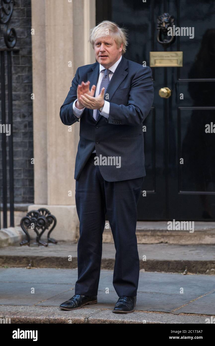 Boris Johnson e Carrie Symonds guidano il settimanale britannico 'clap for carers' per ringraziare le migliaia di personale di NHS e operatori sanitari con: Boris Johnson dove: Londra, Regno Unito quando: 14 maggio 2020 credito: Phil Lewis/WENN Foto Stock