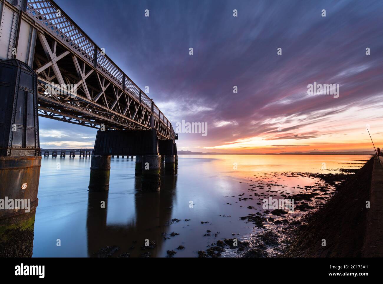 Sunset e il ponte ferroviario Tay, Dundee, Scozia, Regno Unito. Foto Stock