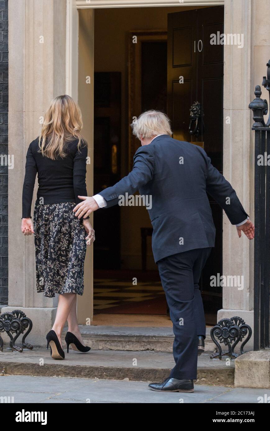 Boris Johnson e Carrie Symonds guidano il settimanale britannico 'clap for carers' per ringraziare le migliaia di personale NHS e operatori sanitari che presentano: Carrie Symonds, Boris Johnson dove: Londra, Regno Unito quando: 14 maggio 2020 Credit: Phil Lewis/WENN Foto Stock