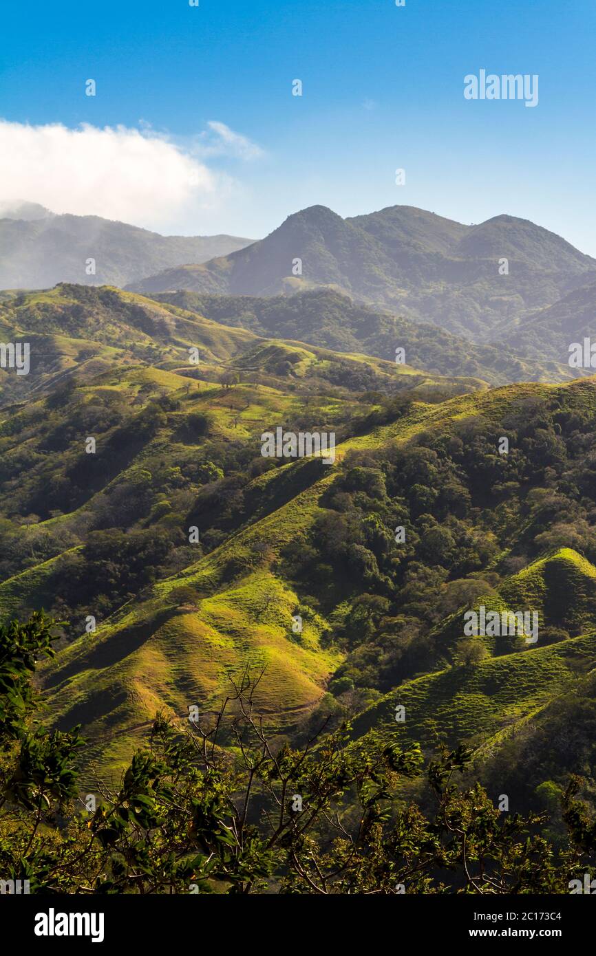 Vista sulle montagne intorno a Monteverde e Santa Elena in Costa Rica, un luogo popolare per il turista a causa della sua foresta di nubi Foto Stock