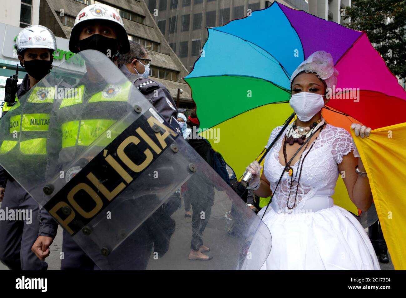 14 giugno 2020: Le immagini mostrano centinaia di persone riunite in Av. Paulista, urlando slogan, tenendo bandiere e bandiere di fumo in protesta per la democrazia, contro il governo Bolsonaro e contro il razzismo a San Paolo, Brasile Credit: Dario Oliveira/ZUMA Wire/Alamy Live News Foto Stock