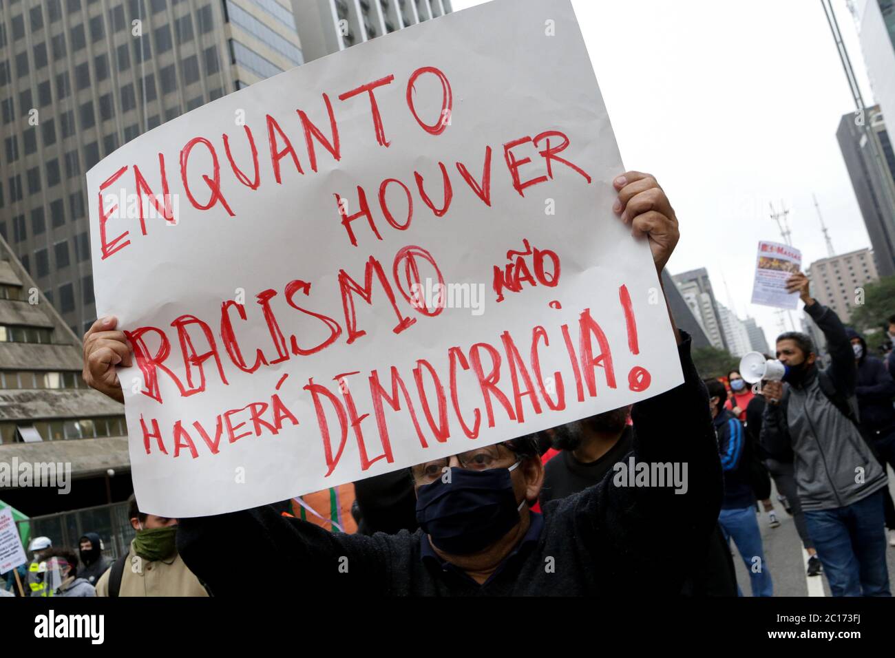 14 giugno 2020: Le immagini mostrano centinaia di persone riunite in Av. Paulista, urlando slogan, tenendo bandiere e bandiere di fumo in protesta per la democrazia, contro il governo Bolsonaro e contro il razzismo a San Paolo, Brasile Credit: Dario Oliveira/ZUMA Wire/Alamy Live News Foto Stock