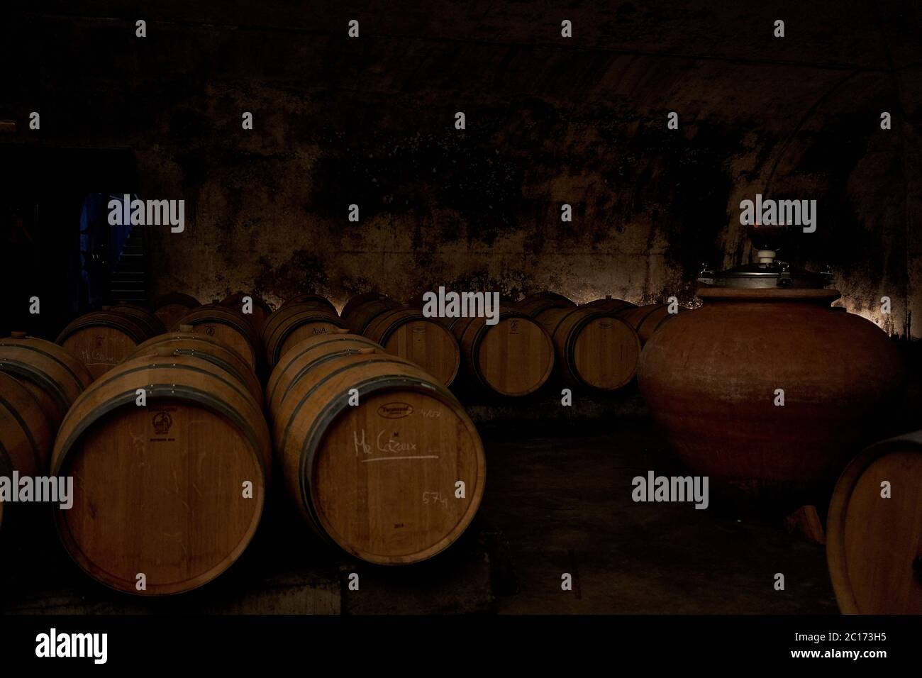 Botti di vino in deposito sotterraneo a Chateau la Gaffeliere, un 1er Grand cru classe vigneto Foto Stock