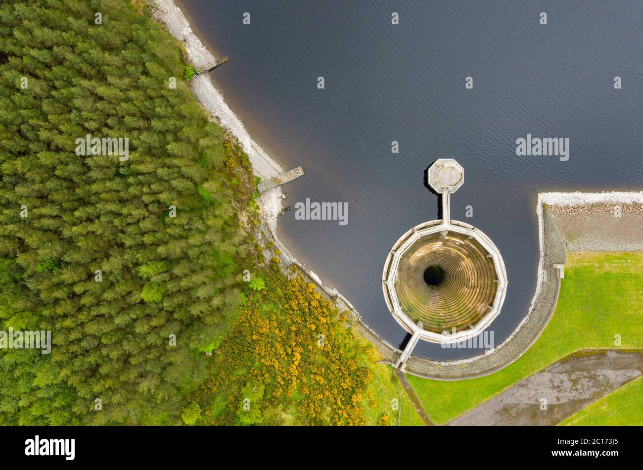 Vista aerea della fuoriuscita della bocca del campiglio presso il Whiteadder Reservoir nella zona est di Lothian. Scozia, Regno Unito. Foto Stock