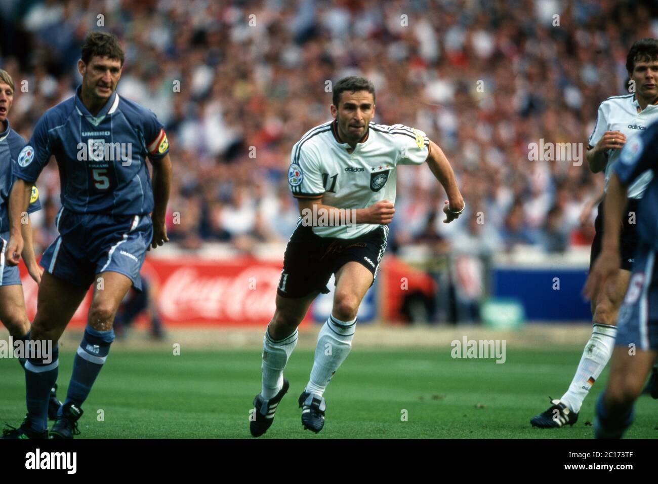 Grossbritannien. 27 Apr 2020. Calcio, primo: 26.06.1996 Campionato europeo di calcio Euro 1996 semi-finali, fase di knockout, semi finali, archivio foto, archivio foto Germania - Inghilterra 6: 5 im, dopo sparatoria Stefan Kuntz, figura intera | utilizzo nel mondo Credit: dpa/Alamy Live News Foto Stock