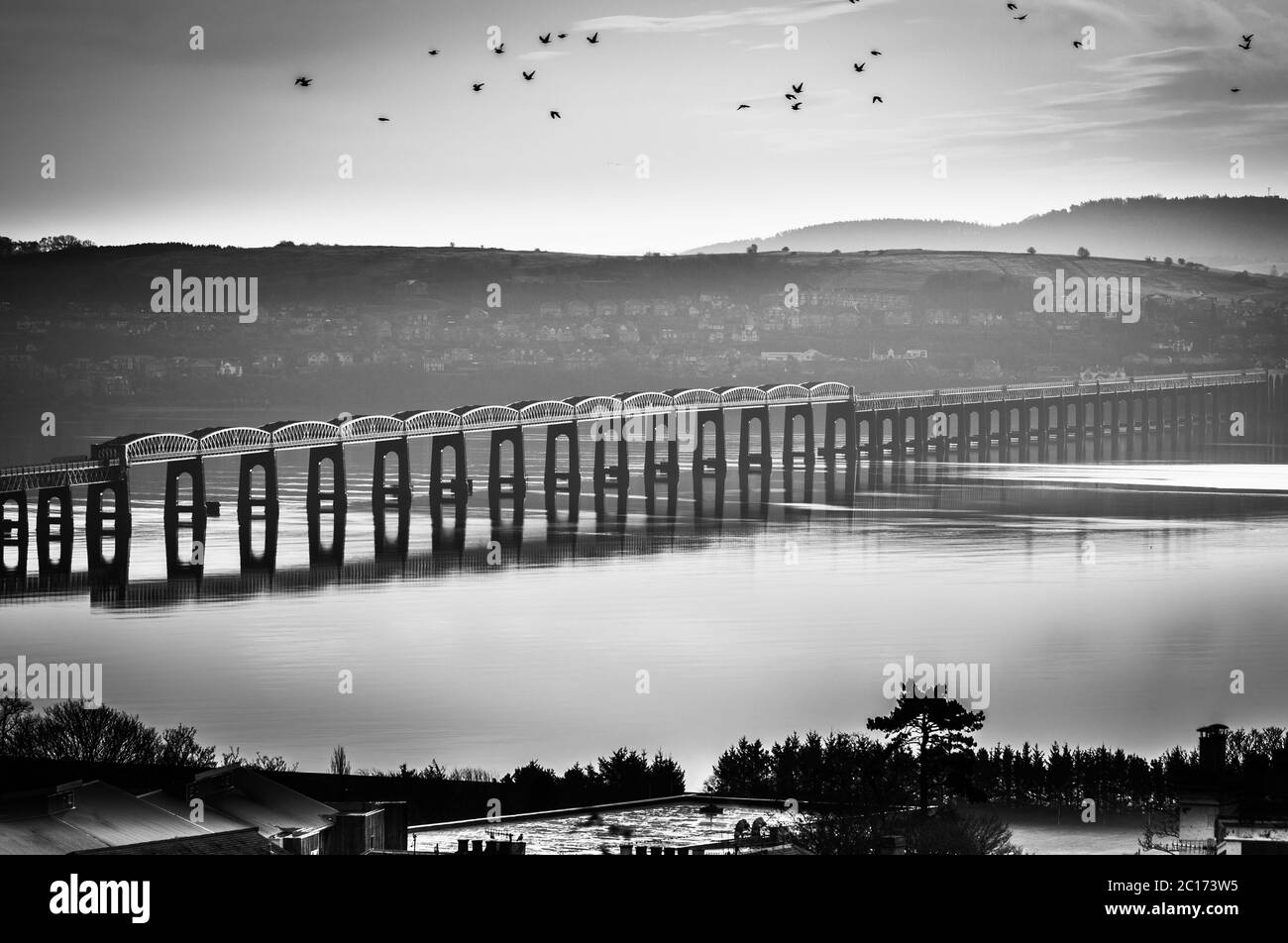 Immagine monocromatica del ponte ferroviario Tay da Dundee, Scozia, Regno Unito. Foto Stock