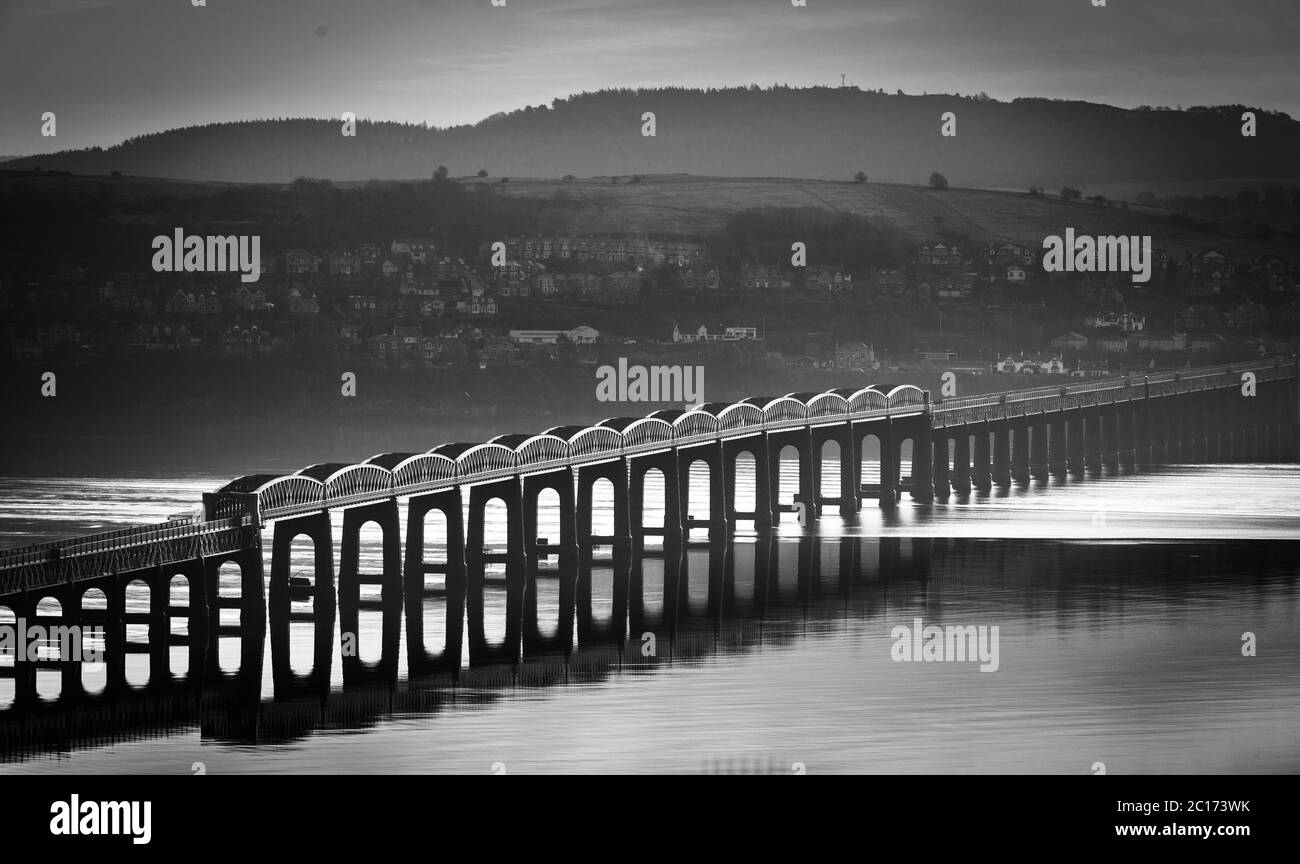 Immagine monocromatica del ponte ferroviario Tay da Dundee, Scozia, Regno Unito. Foto Stock