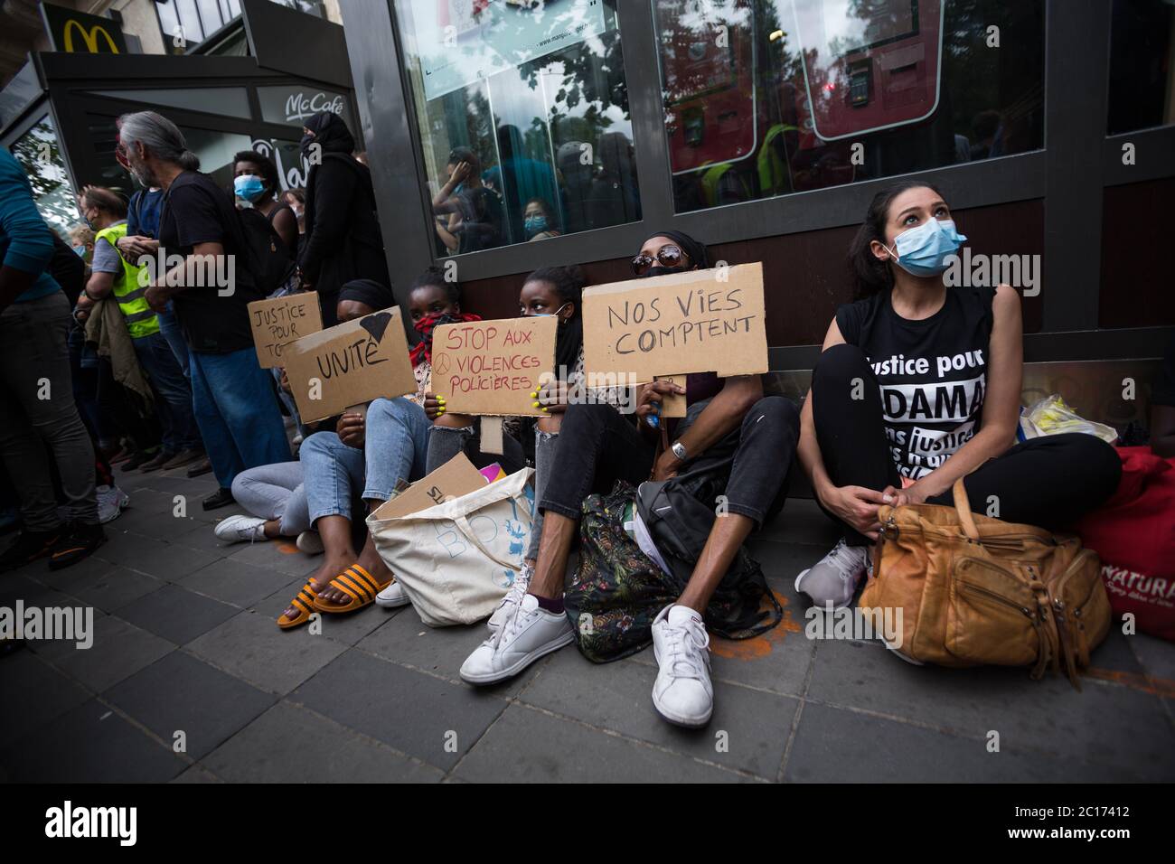 Parigi, Francia. 13 Giugno 2020. Black Lives Matters i manifestanti si siedono con i segni durante una manifestazione a Place de la Republique a Parigi, in Francia, il 13 giugno 2020. (Foto di Daniel Brown/Sipa USA) Credit: Sipa USA/Alamy Live News Foto Stock