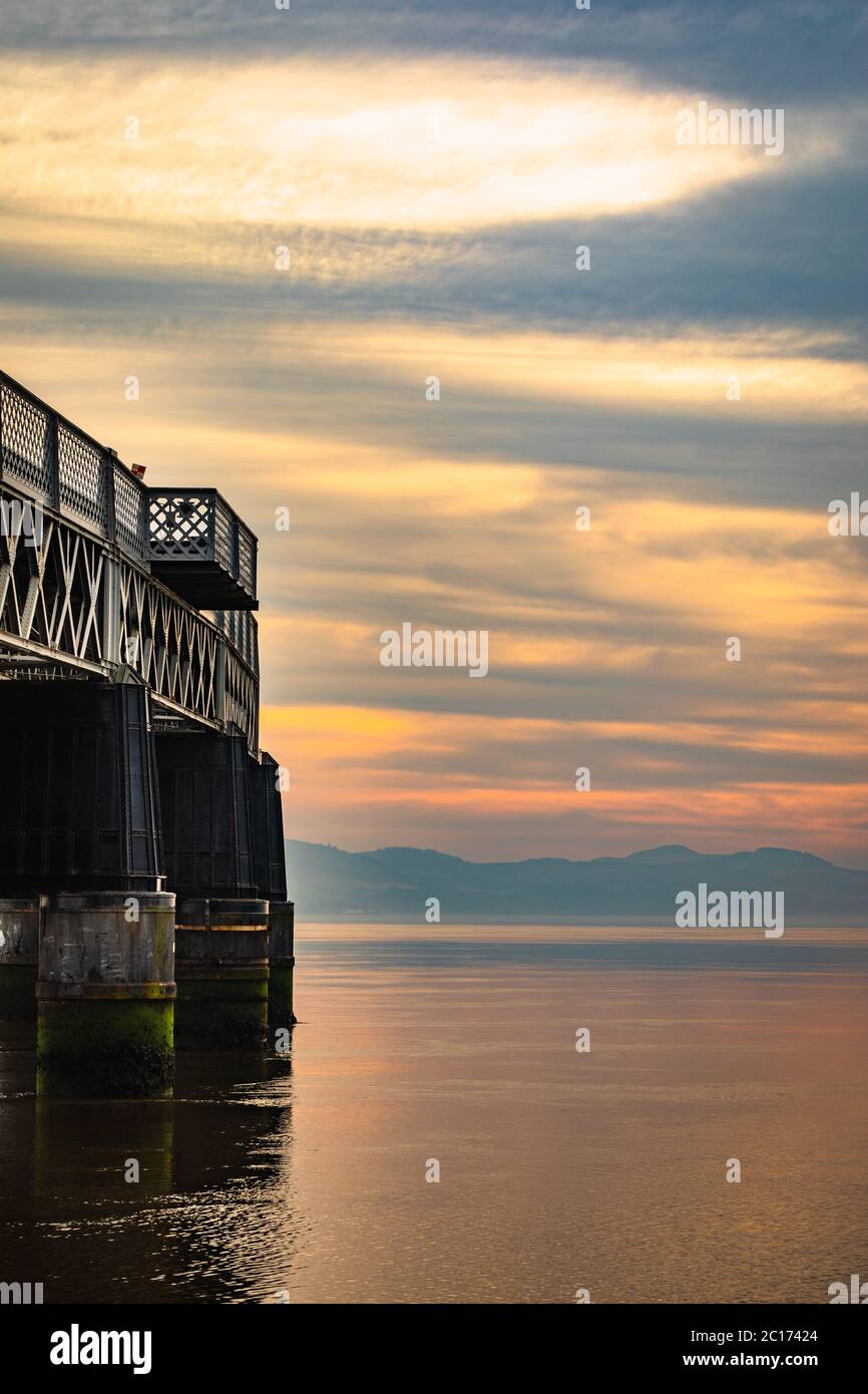 Il ponte ferroviario Tay al tramonto, Dundee, Scozia, Regno Unito. Foto Stock