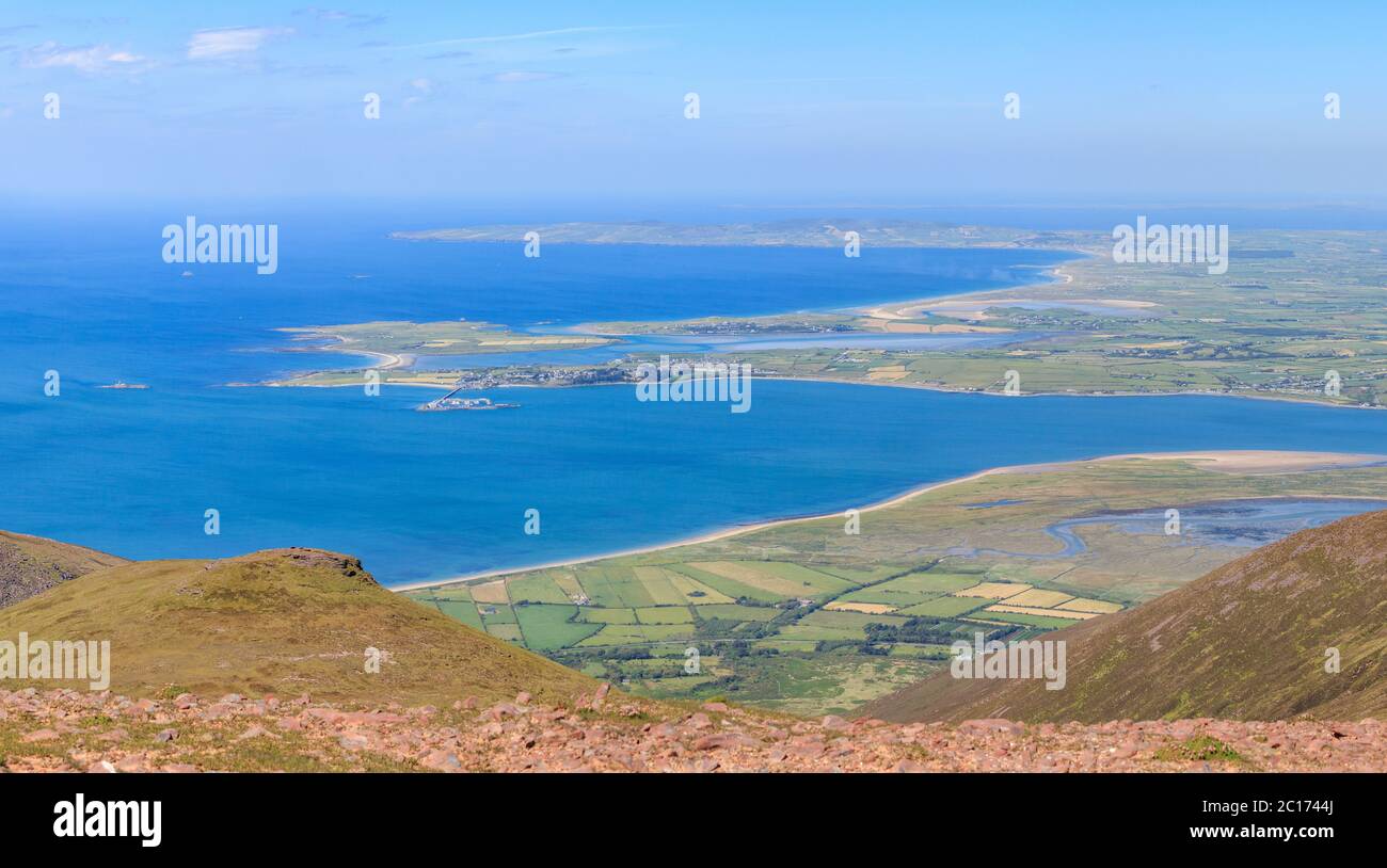 Guardando a nord da Baurtregaum Mountain verso Fenit e Kerry, dirigiti sulla Wild Atlantic Way nella contea di Kerry, Irlanda Foto Stock