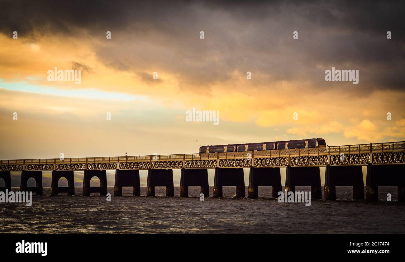 Treno che attraversa il ponte ferroviario Tay, Dundee, Scozia, Regno Unito. Foto Stock