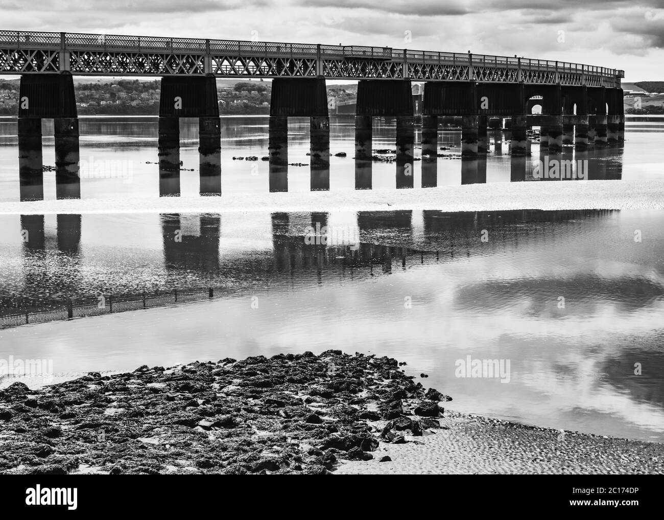 Immagine monocromatica del ponte ferroviario Tay a bassa marea da Dundee, Scozia, Regno Unito. Foto Stock