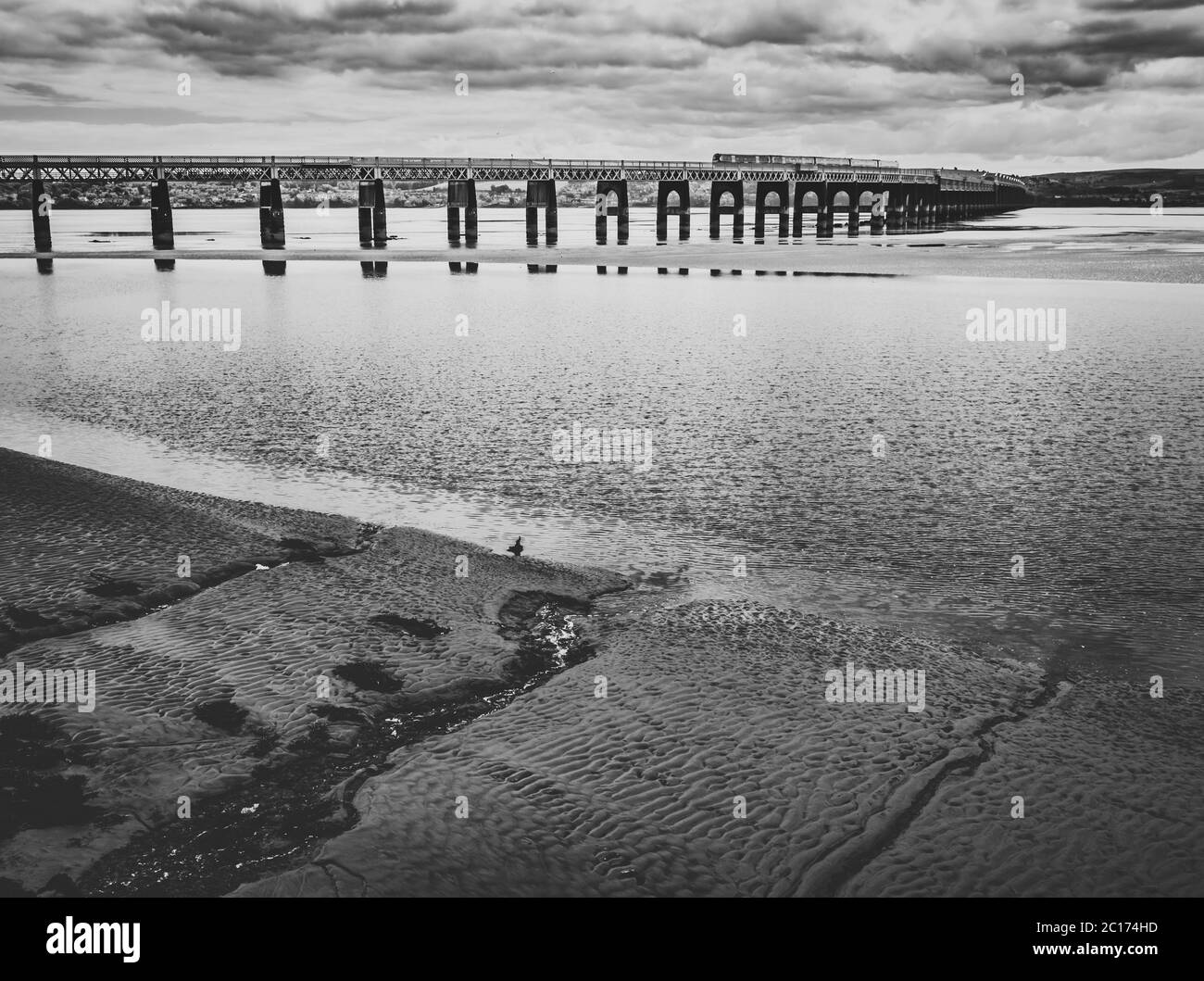Immagine monocromatica del Tay e del Rail Bridge a bassa marea da Dundee, Scozia, Regno Unito. Foto Stock