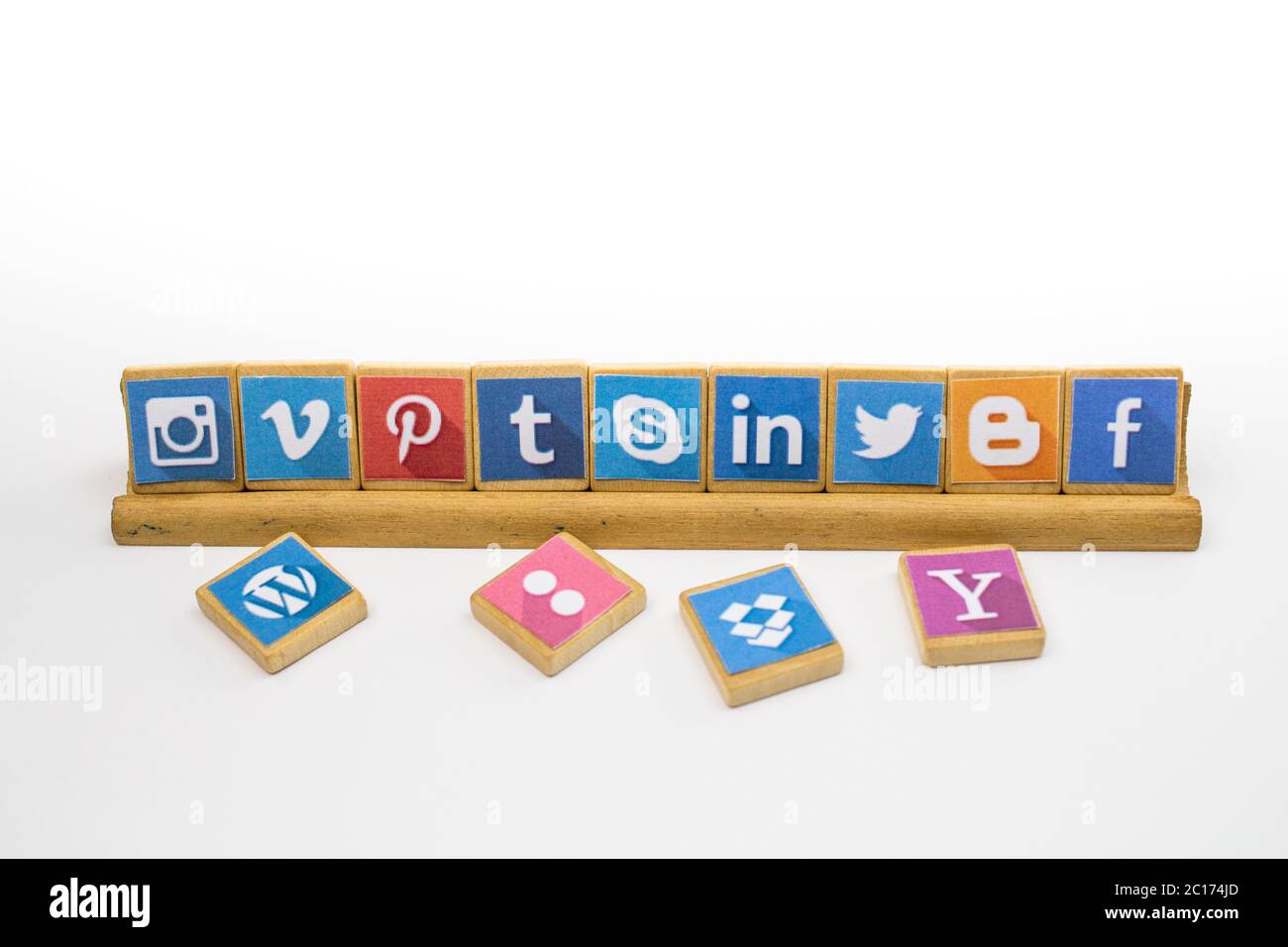 Social Media logotipo popolare collezione stampata e posto su legno scrabble pezzi di gioco isolati Foto Stock