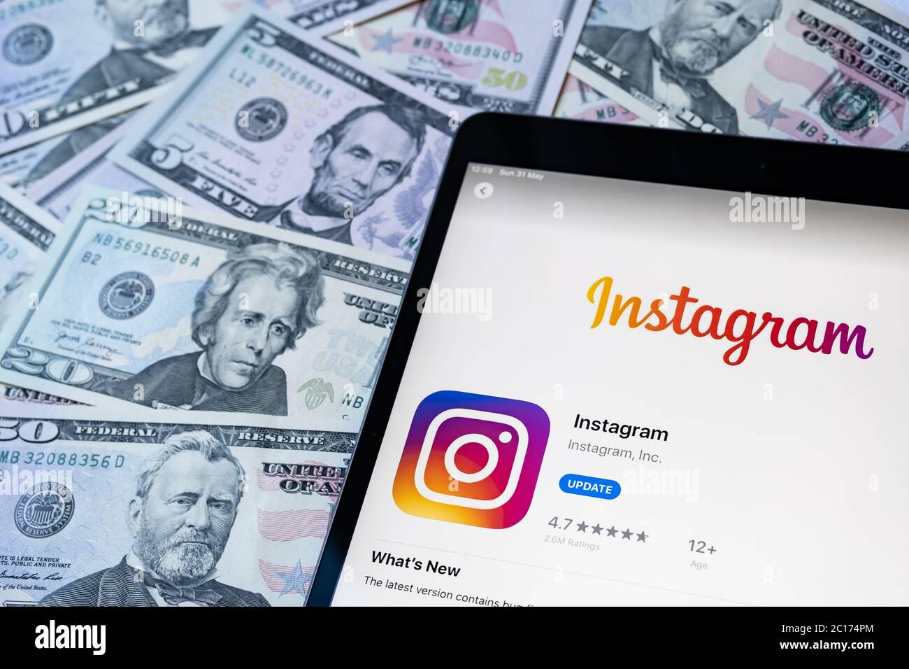 Stone / Regno Unito - Giugno 14 2020: App Instagram vista in Apple store sullo schermo dell'ipad e dollari USA messi in giro. Foto concettuale. Foc. Selettivo Foto Stock