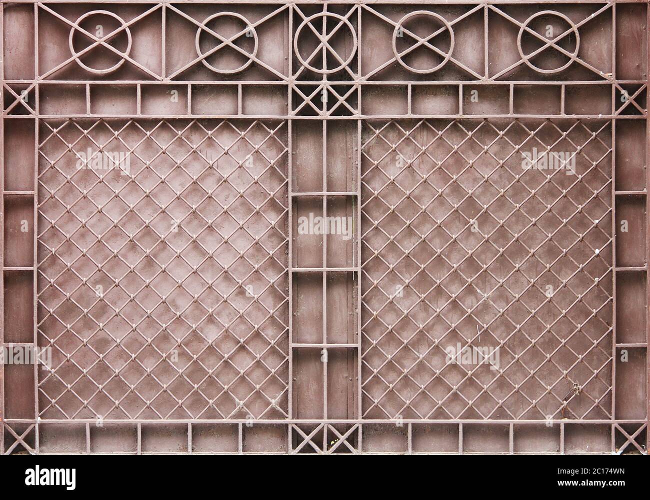 recinzione marrone di metallo con un motivo sotto forma di ricci coperti di vernice. Foto Stock