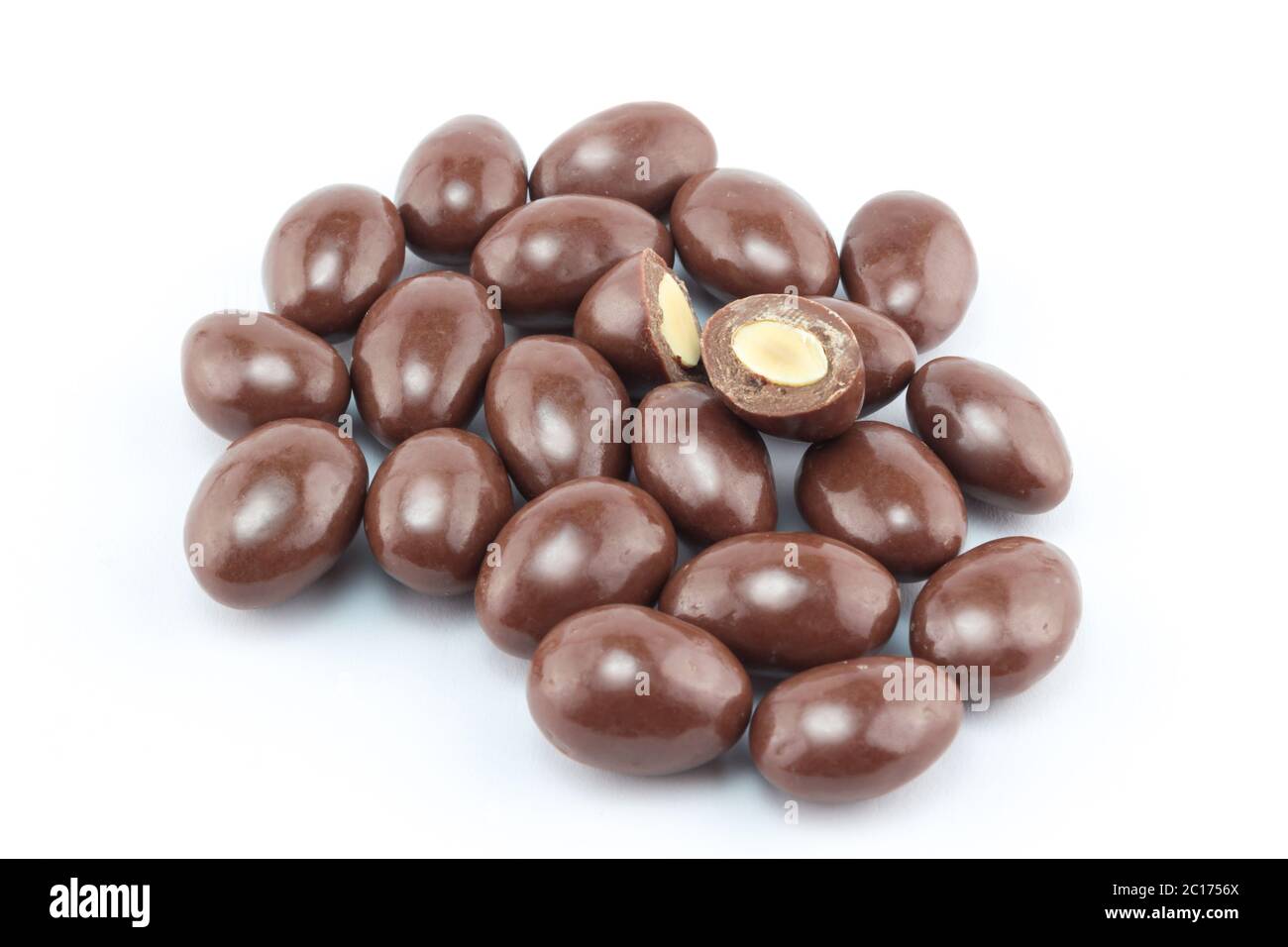 Palline di noce ricoperte di cioccolato in un gruppo isolato su sfondo bianco - primo piano Foto Stock