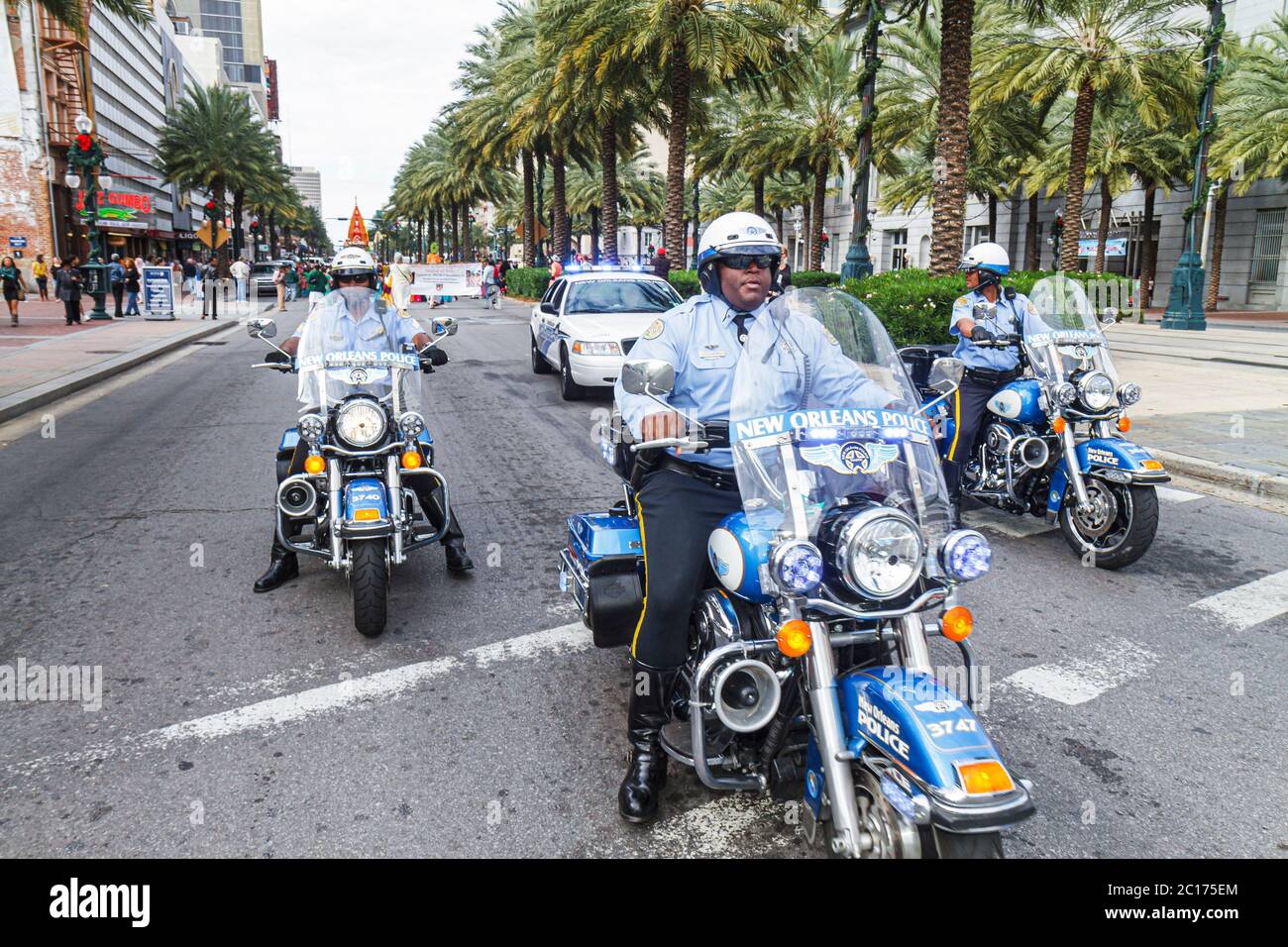 New Orleans Louisiana,Downtown,Canal Street,Festival of India,Hare Krishna,Induismo,religione,sfilata,polizia,escort motociclette,uomo nero uomo maschio adulto Foto Stock