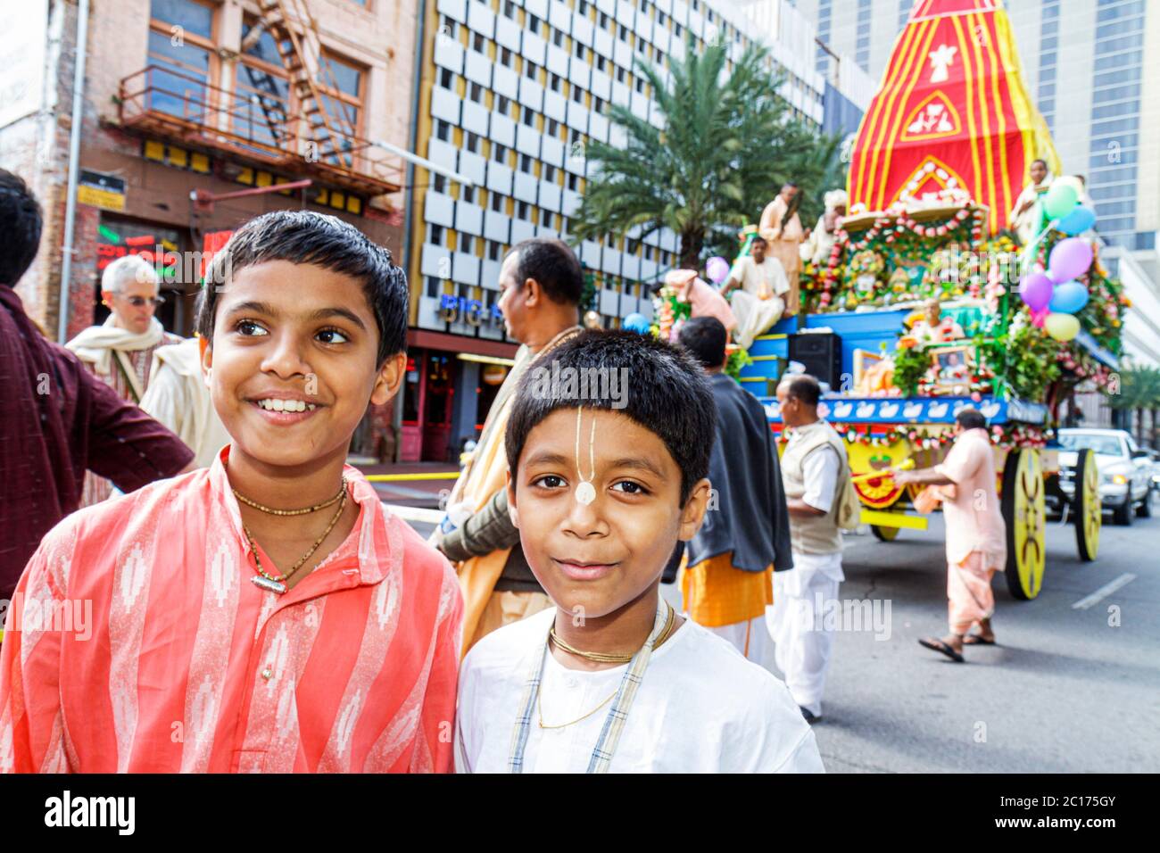 New Orleans Louisiana, centro, Canal Street, Festival of India, Rath Yatra, Hare Krishna, religione orientale, festival, sfilata galleggiante, processione, ragazzi asiatici Foto Stock