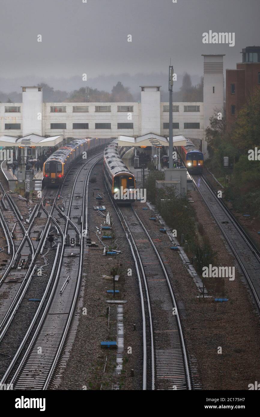 Treni Sud Ovest che passano sulla trafficata linea principale Sud Ovest che passa attraverso la stazione ferroviaria di Surbiton Foto Stock