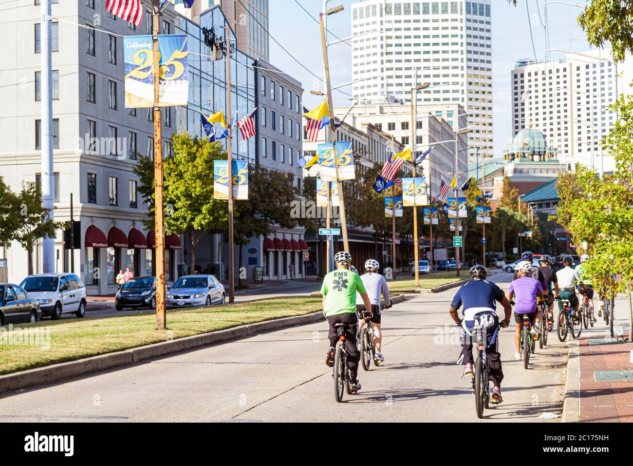 New Orleans Louisiana, centro città, Convention Center Boulevard, scena stradale, mediana, bicicletta, bicicletta, equitazione, ciclismo, ciclista, sport, esercizio, casco, saf Foto Stock
