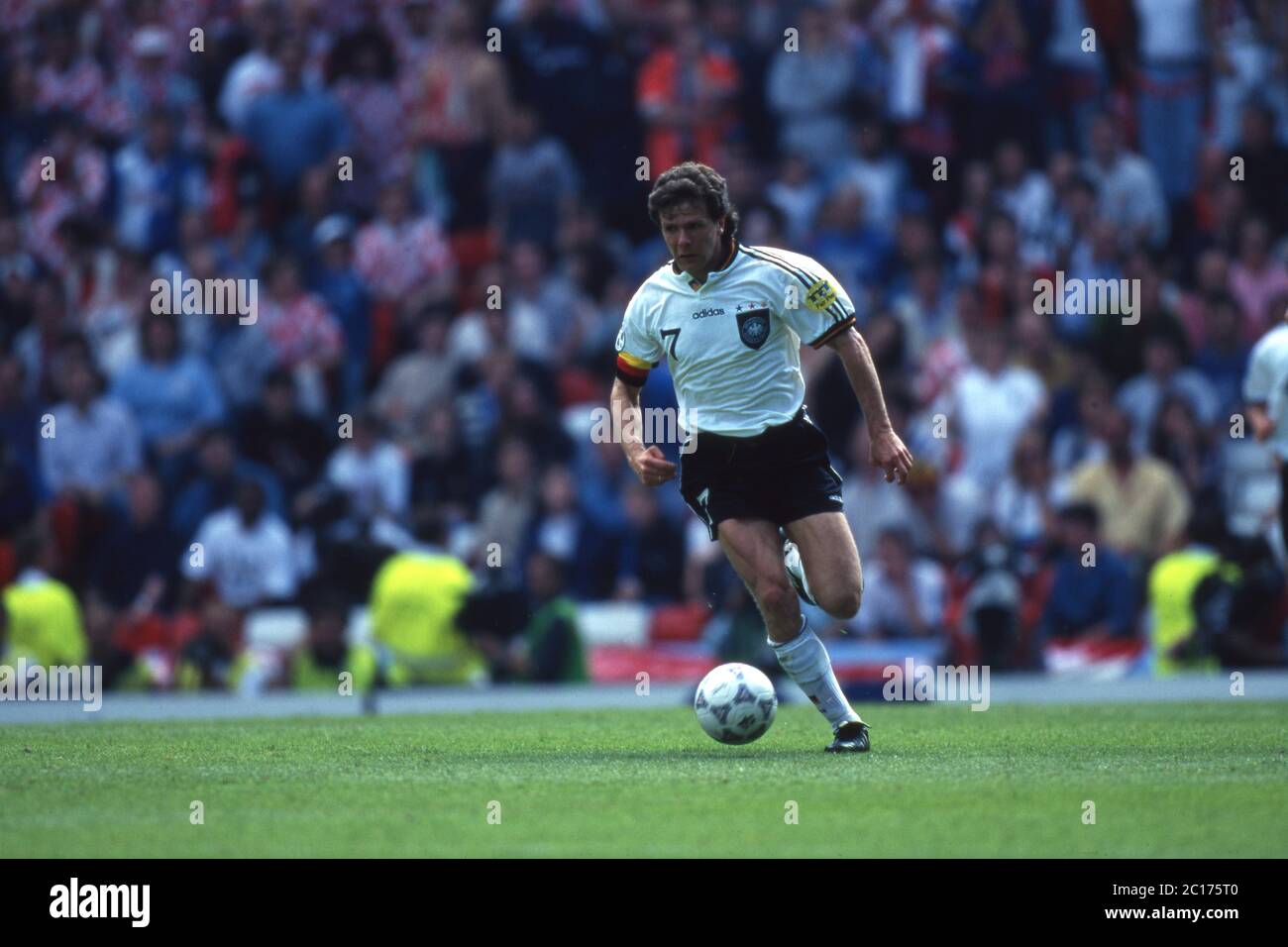 Grossbritannien. 28 Apr 2020. Calcio, primo: 23 Giugno 1996 Campionato europeo di calcio Campionato europeo 1996 quarti di finale, fase di knockout, archivio foto, archivio foto Germania - Croazia 2: 1 Andreas Moller, azione singola | utilizzo nel mondo Credit: dpa/Alamy Live News Foto Stock