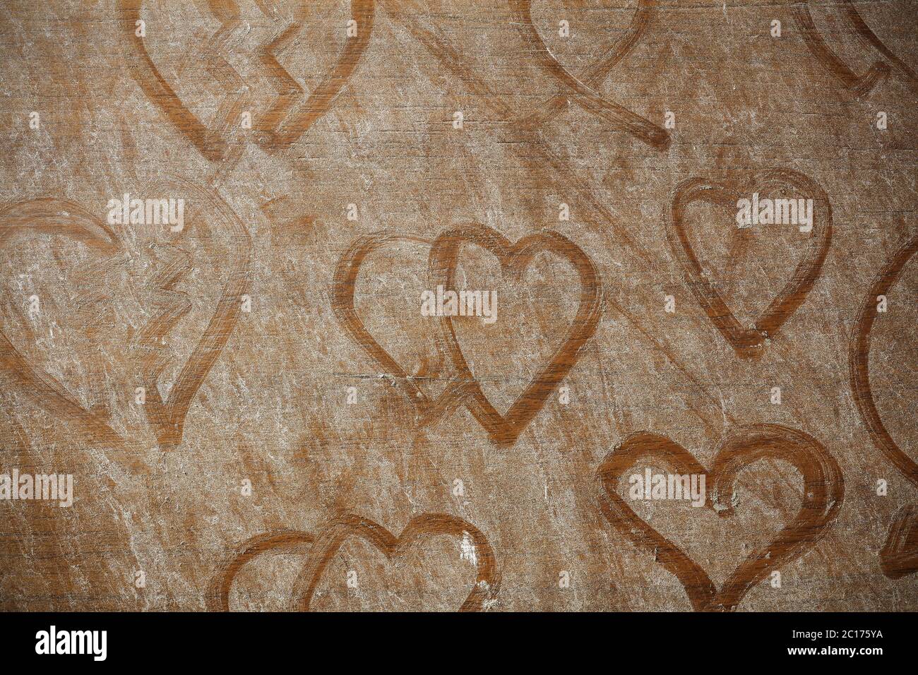 Simbolo del cuore su pavimento in legno. Foto Stock