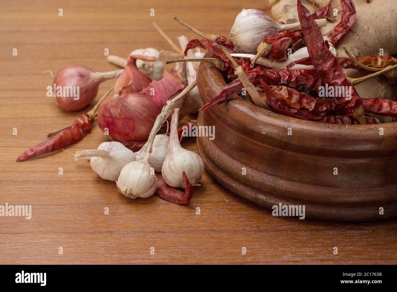 Aglio e peperoncino essiccato sul tavolo. Foto Stock