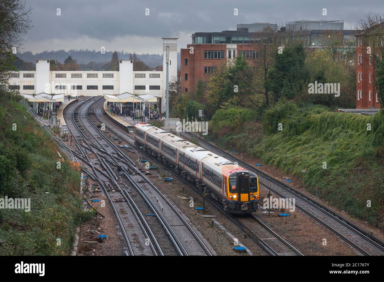 Treni Sud Ovest classe 444 treno 444015 in partenza dalla stazione ferroviaria di Surbiton sulla trafficata linea elettrica della terza linea sud-occidentale Foto Stock