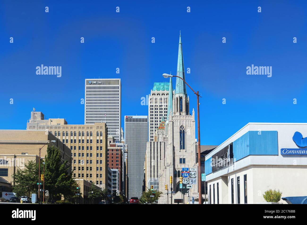 10-22-2017 Tulsa USA. Viaggiando verso il centro di Tulsa da nord, con la torre BOK dritta e gli edifici moderni e Art Deco, tra cui la chiesa Foto Stock