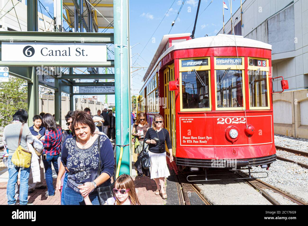New Orleans Louisiana,Regional Transit Authority,RTA,Riverfront Streetcar Line,Canal Street Station,tram,tram,tram,fermata,passeggeri motociclista Foto Stock