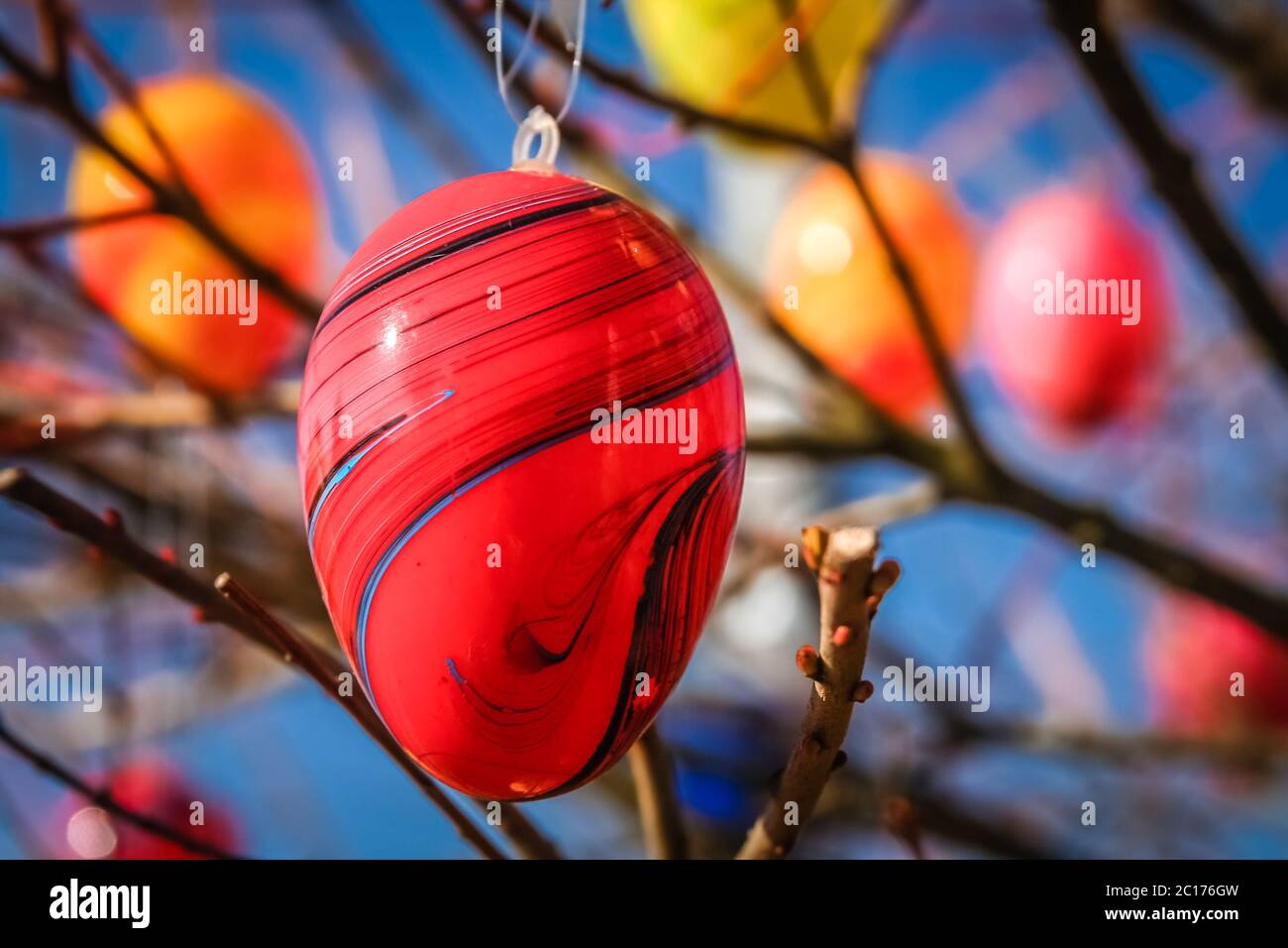 Le uova di pasqua su una struttura ad albero Foto Stock