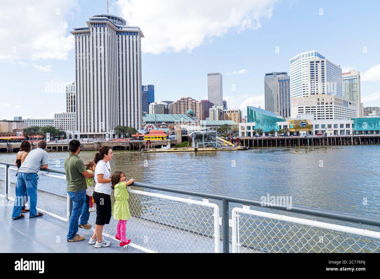 New Orleans Louisiana, Mississippi River, Canal Street Ferry, Algeri, CCCD, traghetto, auto, a bordo, cabina passeggeri, vista, lungomare, World Trade Center Buil Foto Stock