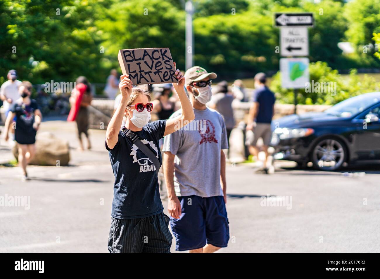 Manhattan, New York - 13 giugno 2020: Black Lives Matter i manifestanti pacifici esercitano il loro primo diritto di emendamento e si oppone alla brutalità della polizia. Foto Stock