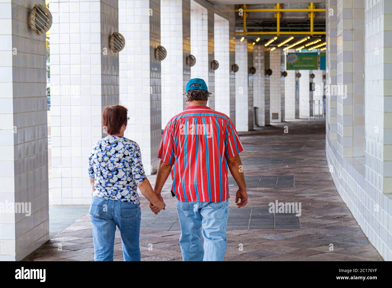 New Orleans Louisiana, Woldenberg Riverfront Park, Audubon Aquarium of the Americas, uomo uomo maschio, donna donna donna donna, coppia, mano di tenuta, mani, coperta wa Foto Stock