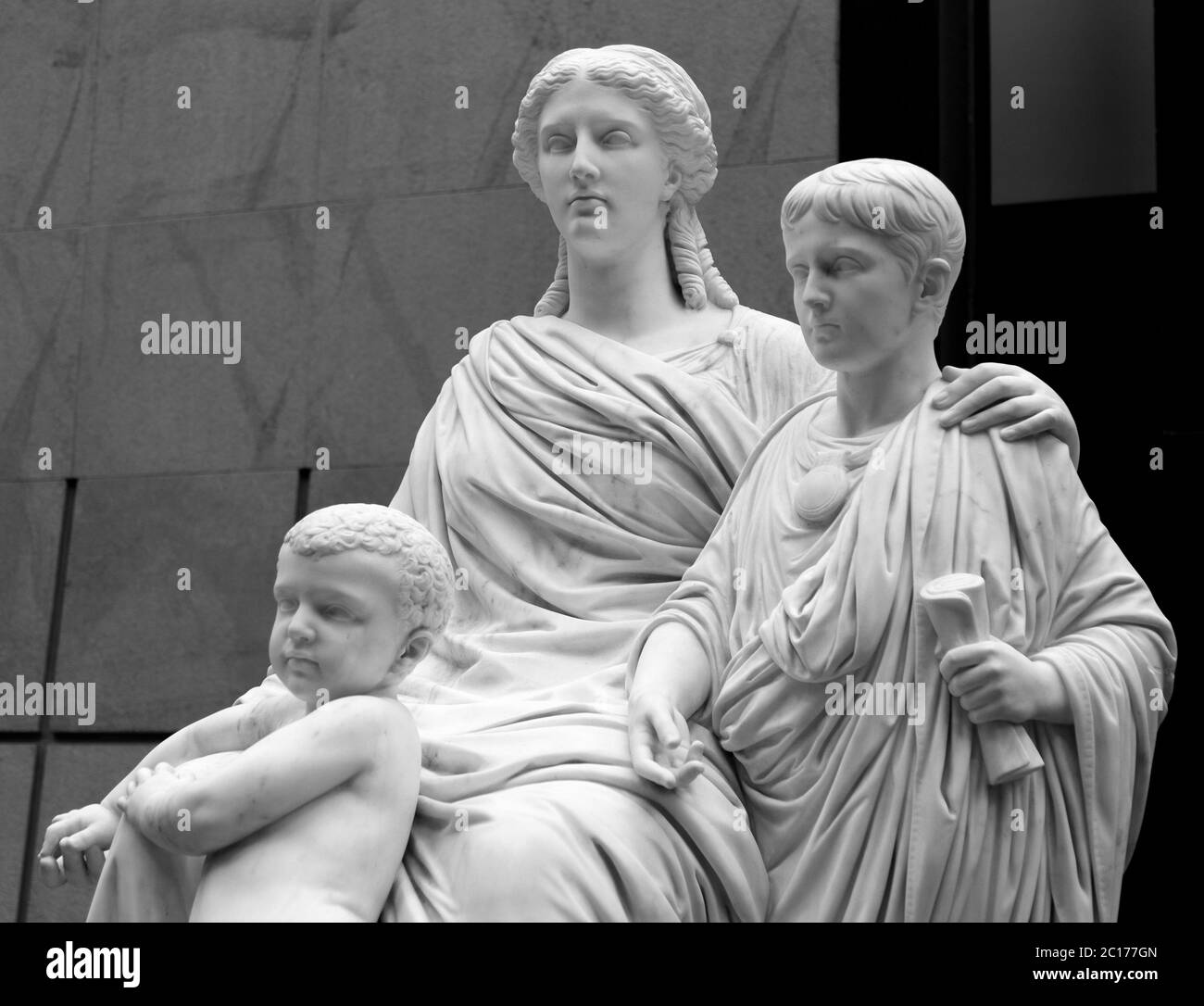 Scultura in marmo di una bella giovane donna con eleganti pieghe di abbigliamento. Statua della Dea in stile classico isolato. 3D Foto Stock
