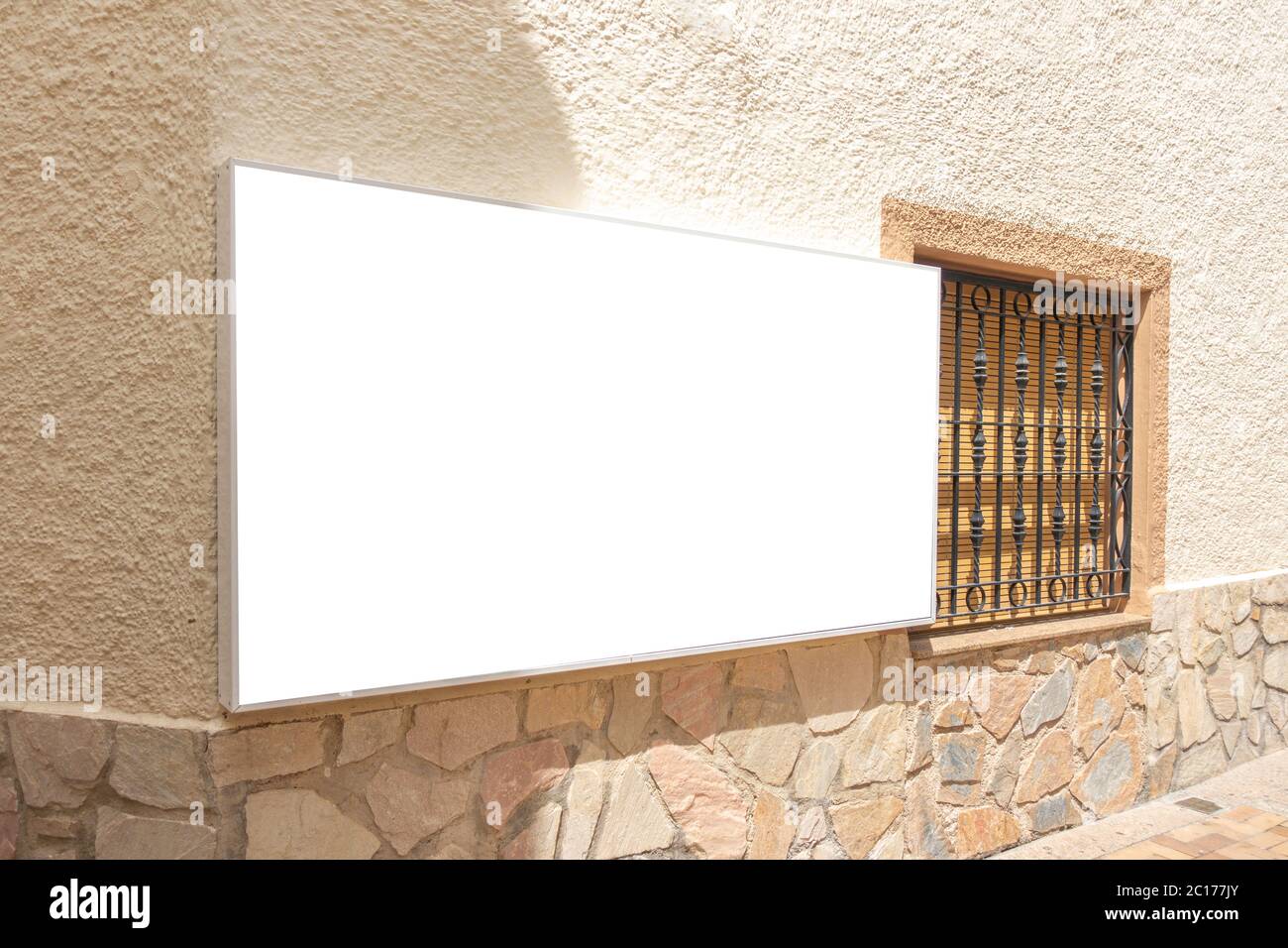 Bock up. Cartello vuoto di forma rettangolare sulla vecchia parete dell'edificio Foto Stock