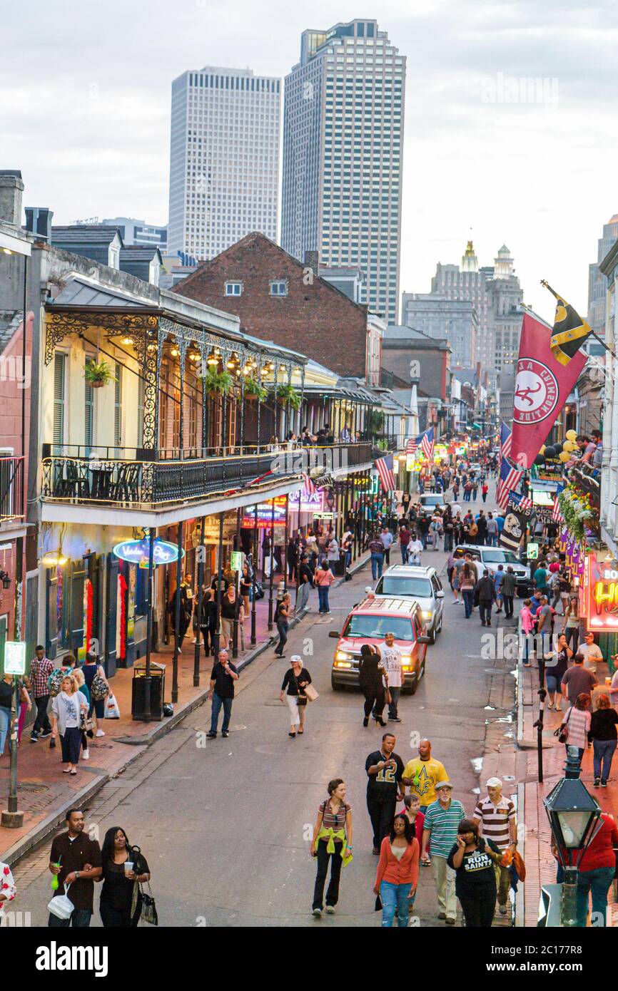 New Orleans Louisiana, quartiere francese, Bourbon Street, Street scene, skyline della città, architettura galleria di ferro, balcone, neon, cartello, drink bere, ba Foto Stock