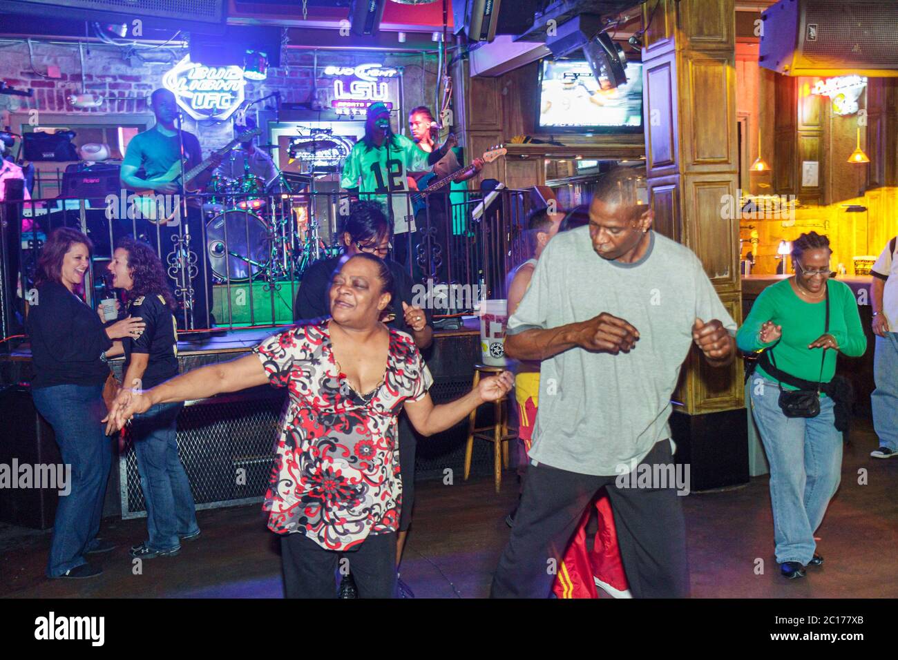New Orleans Louisiana,quartiere Francese,Bourbon Street,bar bar lounge pub,club,musica dal vivo,intrattenimento,night nightlife eveningclub,musicista,palco,spettacolo Foto Stock