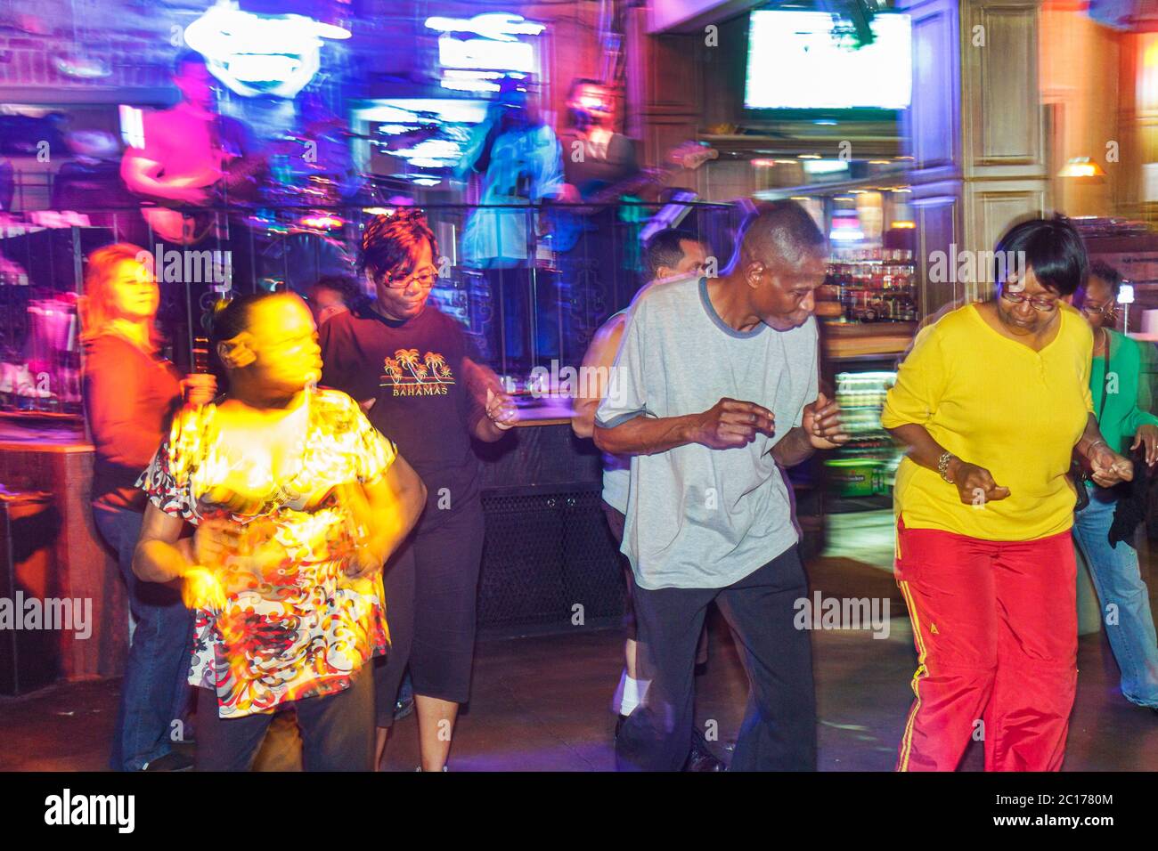 New Orleans Louisiana, quartiere Francese, Bourbon Street, bar lounge pub, club, musica dal vivo, intrattenimento, night eveningclub, musicista, palco, spettacolo, Black man me Foto Stock