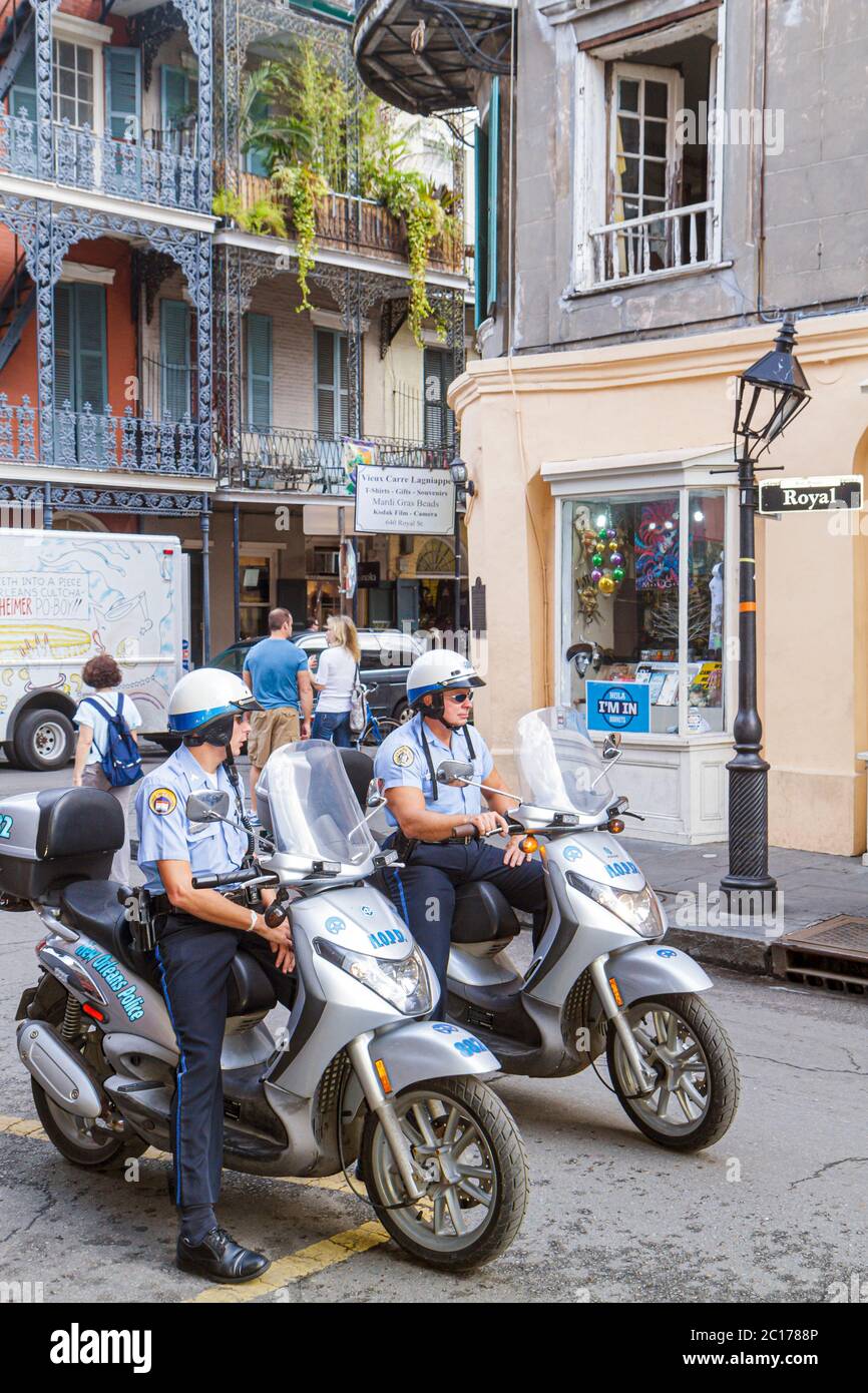 New Orleans Louisiana,quartiere francese,Royal Street,scena stradale,NOPD,polizia,poliziotto,ufficiale,lavoro,lavoro,dipendenti lavoratori dipendenti personale,uomo uomini maschio A. Foto Stock