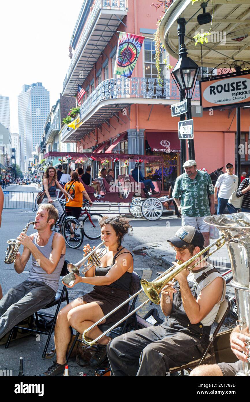 New Orleans Louisiana,quartiere Francese,Royal Street,Street performer,busking dips,Tuba Skinny,musical band,musicista,jazz,blues,busker,strumenti,tromba Foto Stock
